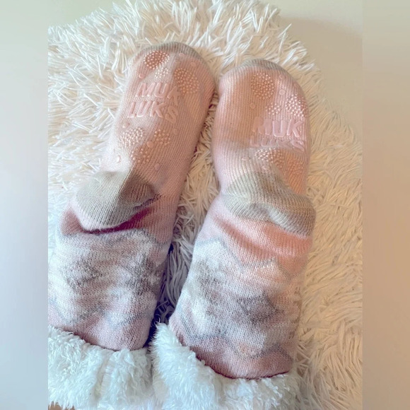 MUK LUKS 8 Pink & Gray white faux shearing cabin cozy socks.Rubber tabs on foot - Picture 4 of 5